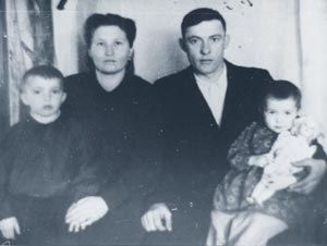 B. Berkli mit seiner Frau und den Kindern, Jarzewo, 1953