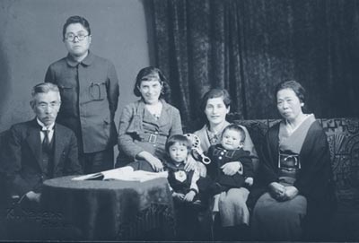 Das Foto, das Vera Viktorowna krzlich aus Japan erhielt, zeigt den Vater, die Tante, Gromutter und Grovater