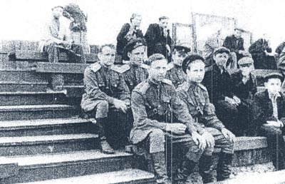 1954 год. Город Ростов-на-Дону, курсанты Высшего Военного училища (в первом ряду слева Ю.М.Ценников)