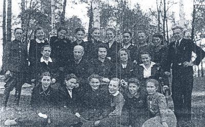 4 июня 1947 года. Город Ленинград, 10 класс 347 средней женской школы (в первом ряду справа И.Н.Ценникова)