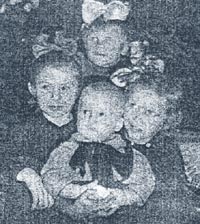 1935 год. И.Н.Ценникова (справа), ее брат и сестра (в центре), соседка по коммунальной квартире (слева)