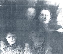 Ядвига Антоновна с детьми Витей, Алей, Эллой (Шушенское, 1953 г.)
