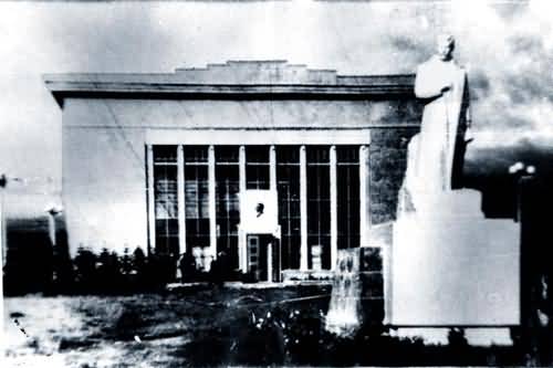 Здание Пантеона и памятник Сталину(конец 50-х годов).