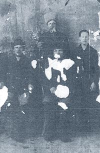 Фото моего прадеда (крайний слева). В центре - Щербаков Василий Афанасьевич с женой Натальей (Обратные переселенцы), 1907 г.