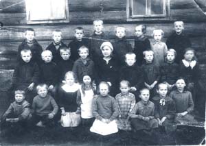 Бабушка Альма с сестрой Айно. Финская школа в деревни Токкори Всеволожского 
  района. 1935-36 учебный год.