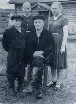 Семья Паянен в родной области, первый год после Игарки.  Деревня Суна 
   Кондопожского района, 1957 год. 