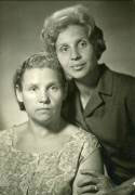 1968 год. Габриэла  Людви-говна ( стоит) с дочерью Людмилой