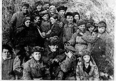 1944г. Молодёжь деревни Средние Мангареки на уборке хлеба с полей