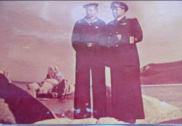 Слева направо: старшина Янчик В.А. и адмирал Збрицкий Е.П.