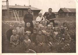 60-е годы. В. А.Ясилевич  ( слева первая) со своими учениками