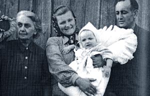 Ядвига Бачиньска с сыном Юлиушем, его женой и сыном перед своим домом в Орловке БМ р-на. 1955 г.