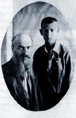 Башилов Иван Яковлевич с 13-летним сыном Владимиром. Снимок сделан в Красноярске в 1945 году