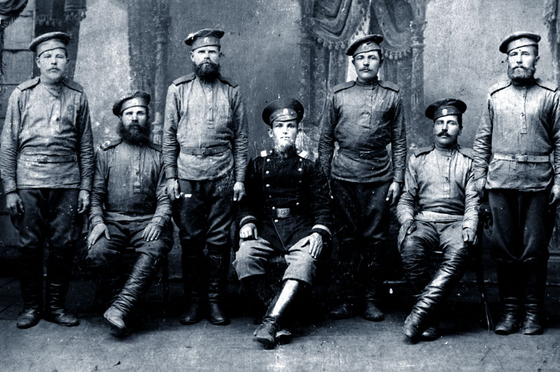 Яновские казаки. Л.Т.Черкашин 2-й справа. 1915 г.