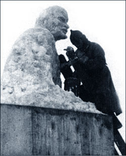 А. И. Григорьев лепит Ленина из снега на Потылихе в Москве. Начало 1930-х гг. 
