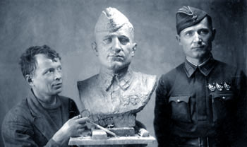 Работа над портретом лётчика Н. Арсенина. Московский фронт, 1942 год 