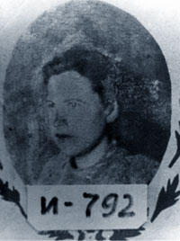 Коваль-Надорожняк Стефания. 1953 г. Снимок сделан в лаготделении в помещении, которое заключенные называли молотобойкой. Внизу ее лагерный номер
