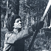 Эдвард Кшивдзиньски на подсочке. Орловка БМ р-на, лето 1955 г.