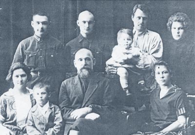 Ляхов Иван Иванович с семьей