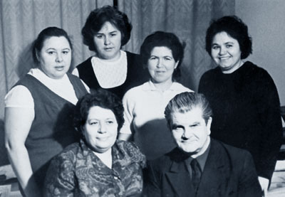 Работники ОТиЗа Горстроя. В первом ряду (слева направо): А.И.Нестерец и К.П.Даниэлюс. Стоят (слева направо): Э.В.Кравец, Г.И.Базылева, И.А.Алпатова и В.П.Любченко. 1969 г.