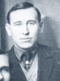 П.Ф.Москалев (стоит)