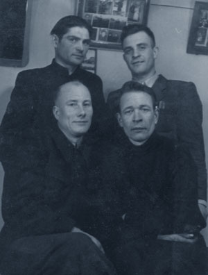 Лагпункт "Средний". В первом ряду слева - Л.А.Нетто, во втором ряду справа - Дмитрий Мельник.