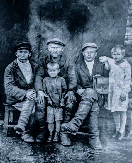 Нижегородцев Ефим Михайлович (второй слева) в ссылке с членами семьи, 1934–1935 гг. 