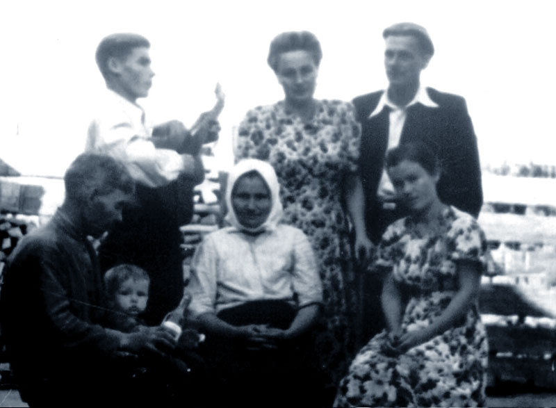 Пасха 1955 г. в енисейской ссылке. Казимеж Слободзянек (стоит).   За столом (слева направо): Изабела Ясиньска (псевдо "Марианна"),     Миколай Шиллер, Халина Влад (Лемберг) и Здзислав Влад, пани  Лемберг (мать Халины) и Барбара Олендзка.