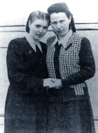 Подруги. Стефания Коваль-Надорожняк (справа) и Нюся Скоревич в день освобождения. Мордовия, май 1955 г. 