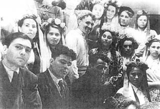 А.Шварцбург (крайний слева) с участниками спектакля "Майская ночь". г. Енисейск