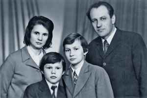 Златкус Ирена и Бронюс с сыновьями Арвидасом и Вилюсом. Вильнюс, 1975 г.