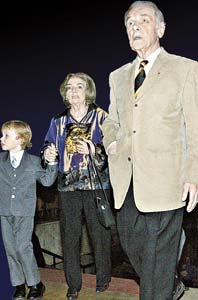 Фотография сделана на праздновании 90-летия Георгия Степановича: Жженов с женой Лидией Петровной и внуком Жориком.