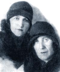 Жены репрессированных - подруги Бондаревская Анастасия Марковна (слева) и Нивинская Евгения Яковлевна. Были арестованы и заключены во Владивостокскую тюрьму после ареста их мужей