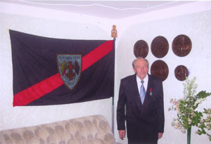 Златкус Бронюс у флага общества "Норильские витязи". Вильнюс, 2004 г.