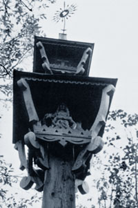 Фрагмент литовского этнографического памятника, установленного около монумента у озера Лама