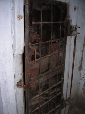 Внутренняя дверь камеры карцера