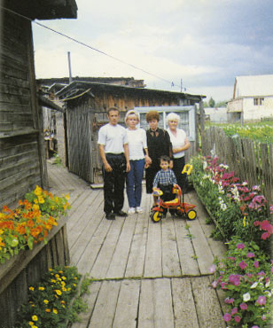 Софья Плохута очень гордится своим небольшим цветочным раем в Ярцеве